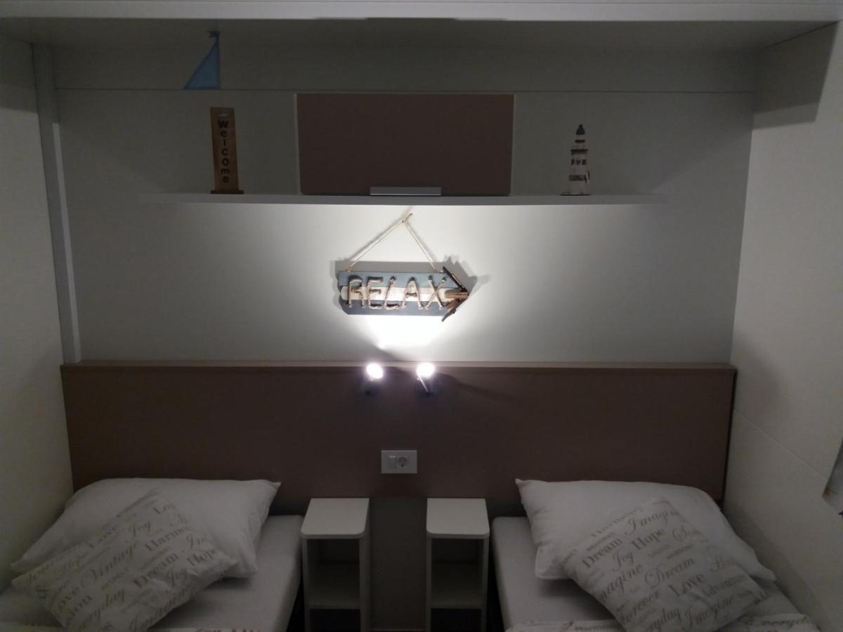Mobile Home Lux Otok Murter Jezera Exterior photo